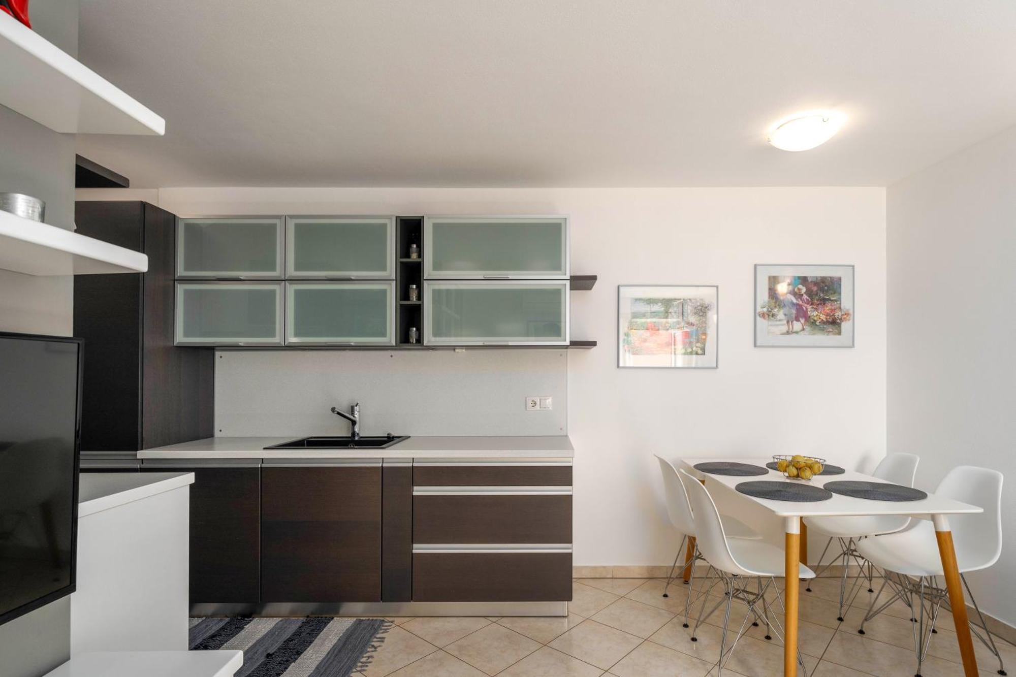Degrassi Square Apartments (Adults Only) Върсар Екстериор снимка