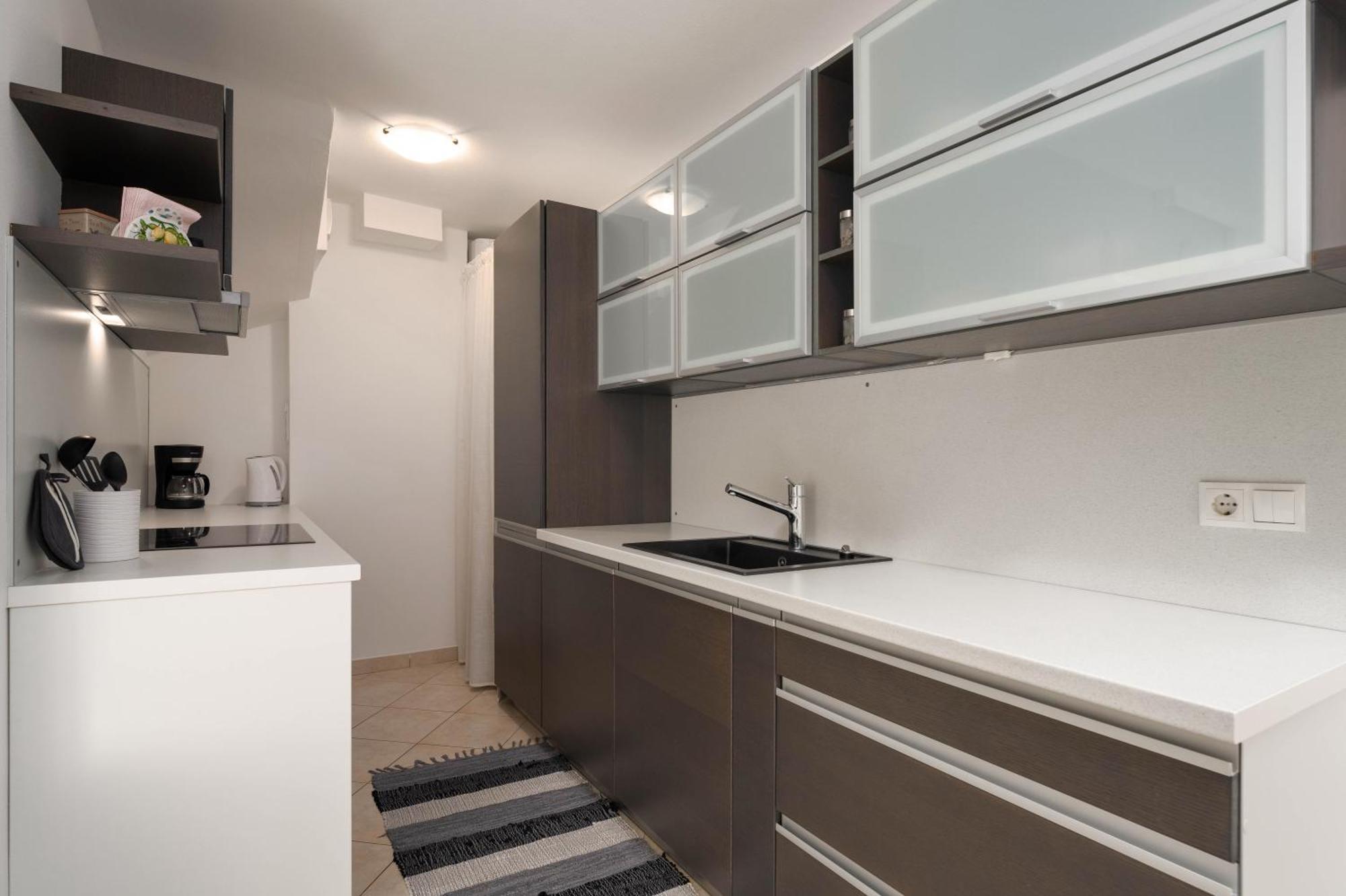 Degrassi Square Apartments (Adults Only) Върсар Екстериор снимка