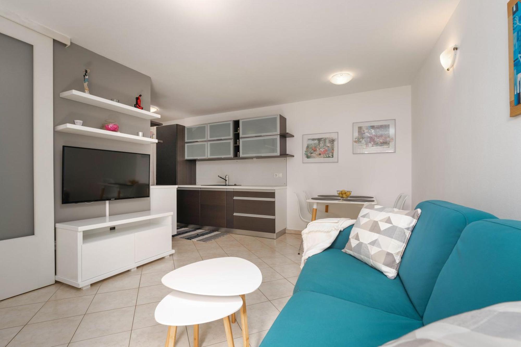 Degrassi Square Apartments (Adults Only) Върсар Екстериор снимка