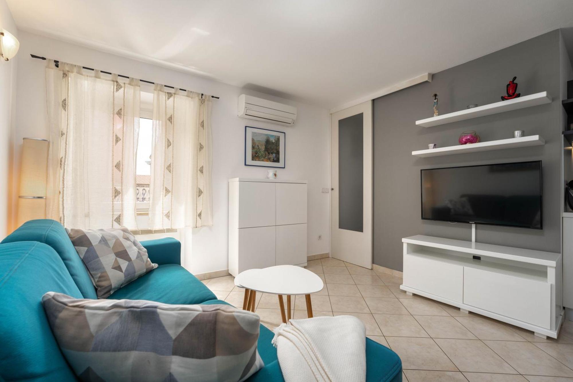 Degrassi Square Apartments (Adults Only) Върсар Екстериор снимка