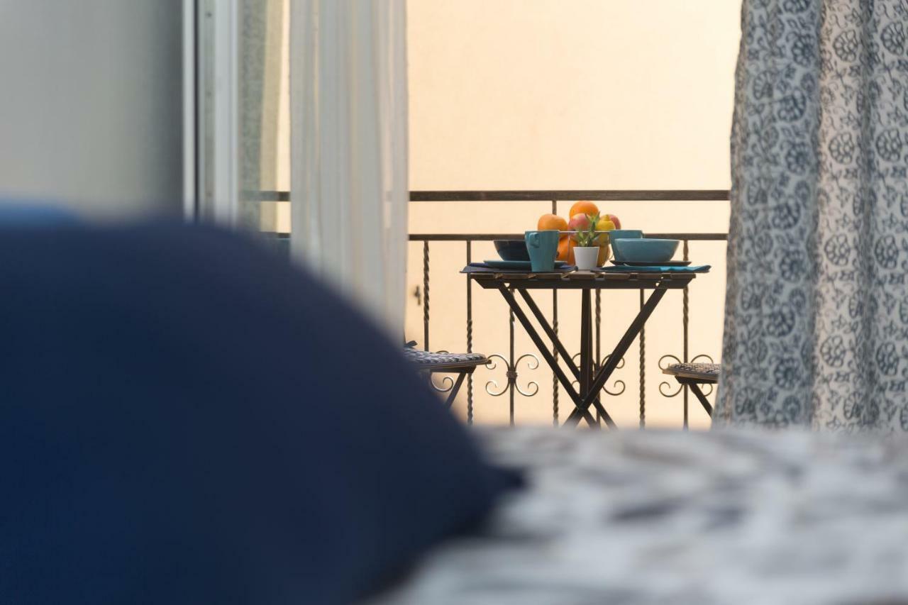 Degrassi Square Apartments (Adults Only) Върсар Екстериор снимка