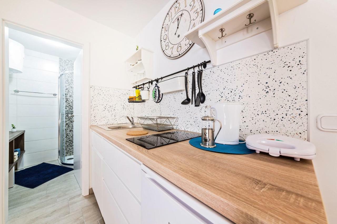 Degrassi Square Apartments (Adults Only) Върсар Екстериор снимка