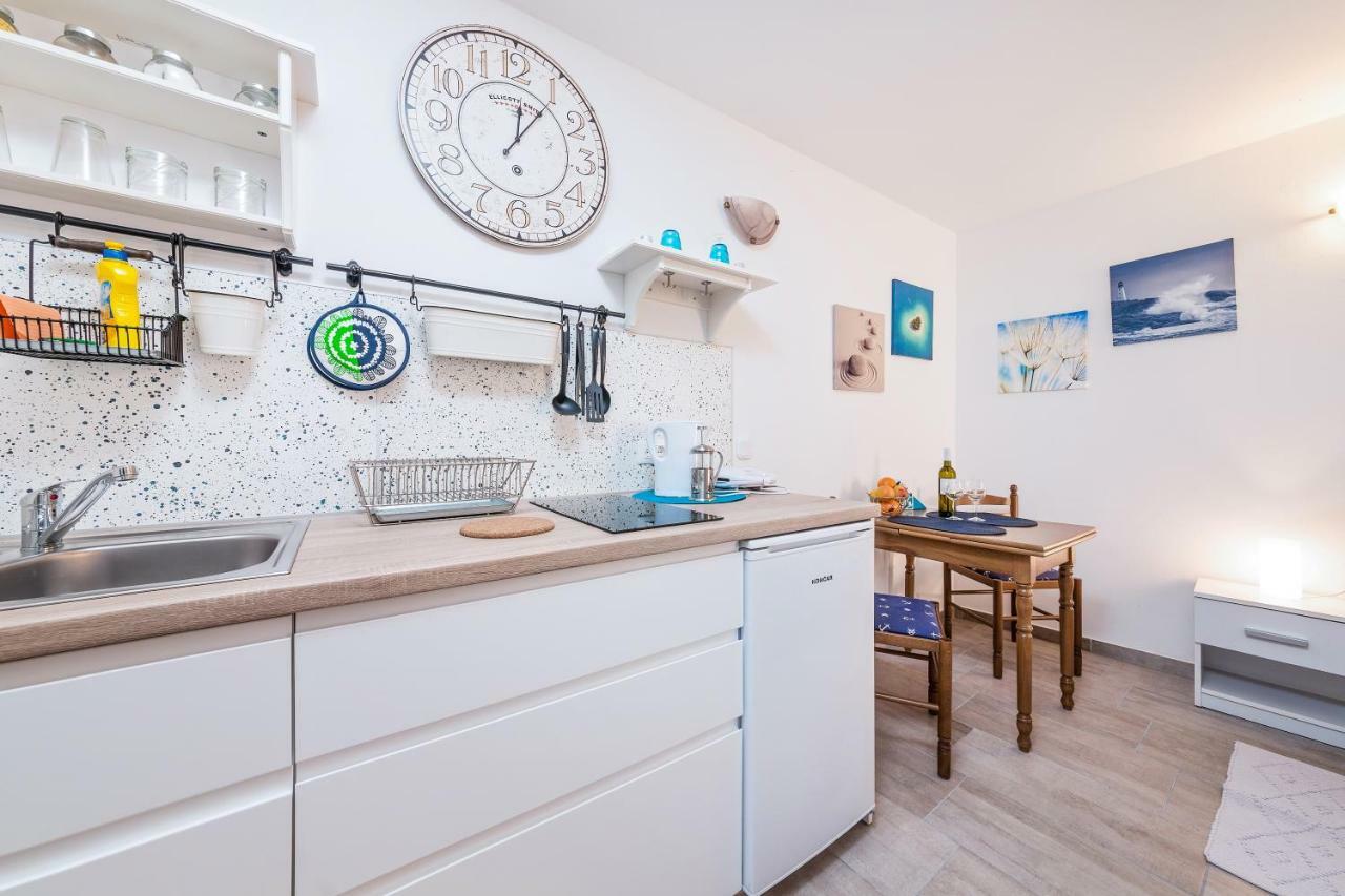Degrassi Square Apartments (Adults Only) Върсар Екстериор снимка