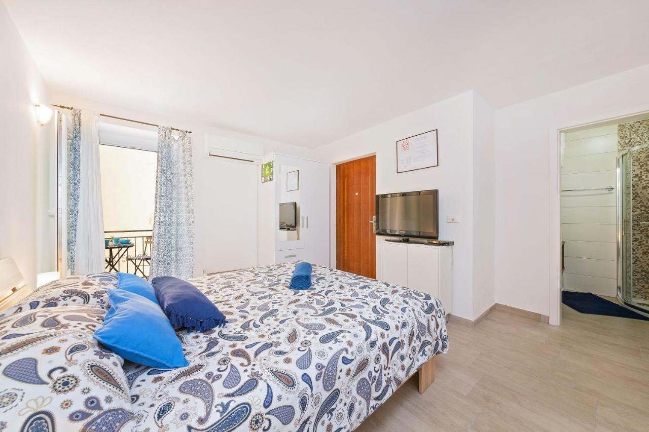 Degrassi Square Apartments (Adults Only) Върсар Екстериор снимка