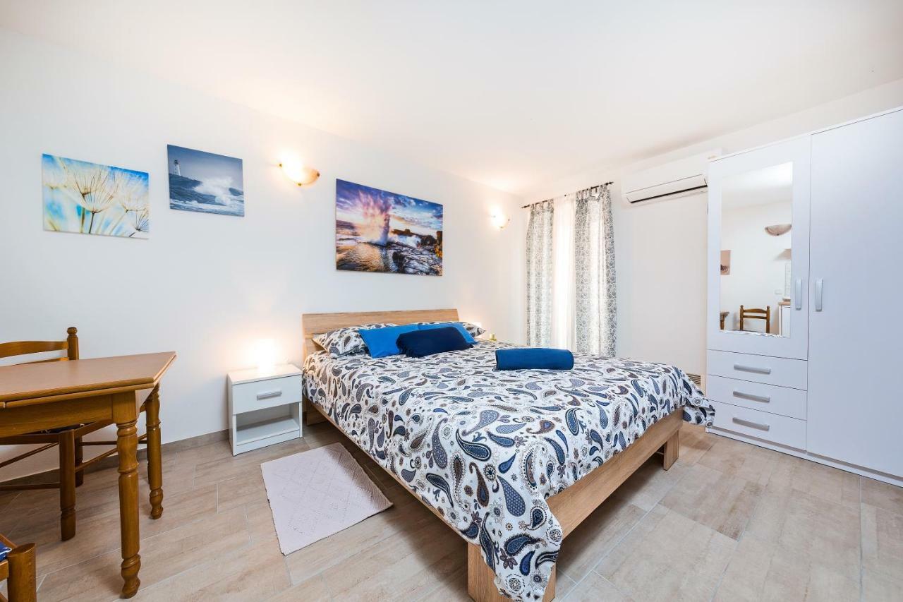 Degrassi Square Apartments (Adults Only) Върсар Екстериор снимка