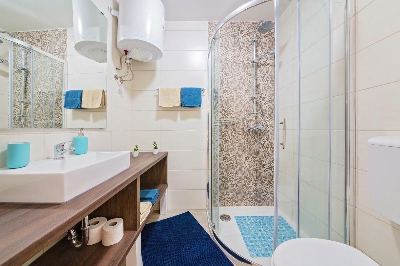 Degrassi Square Apartments (Adults Only) Върсар Екстериор снимка
