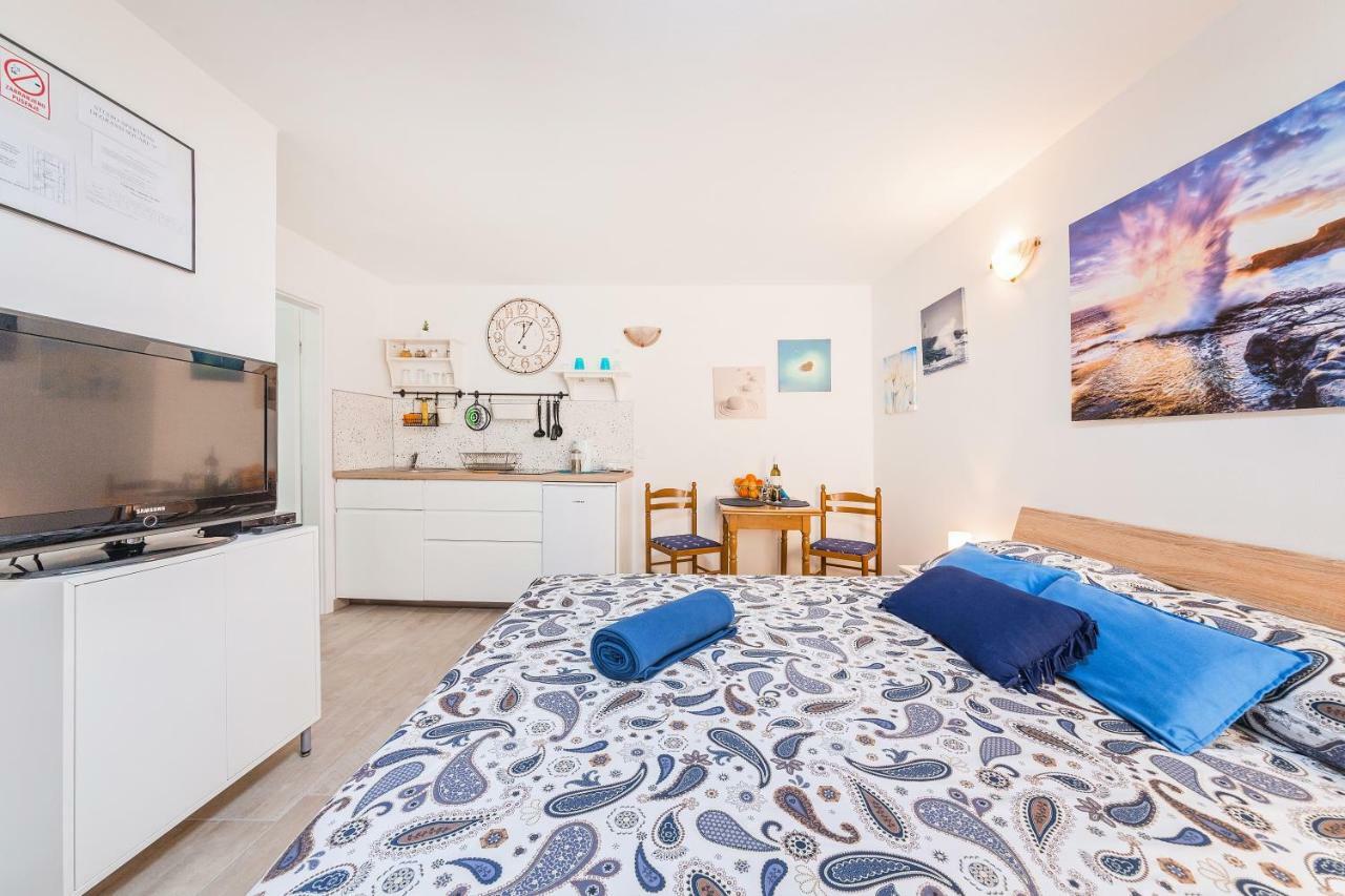 Degrassi Square Apartments (Adults Only) Върсар Екстериор снимка