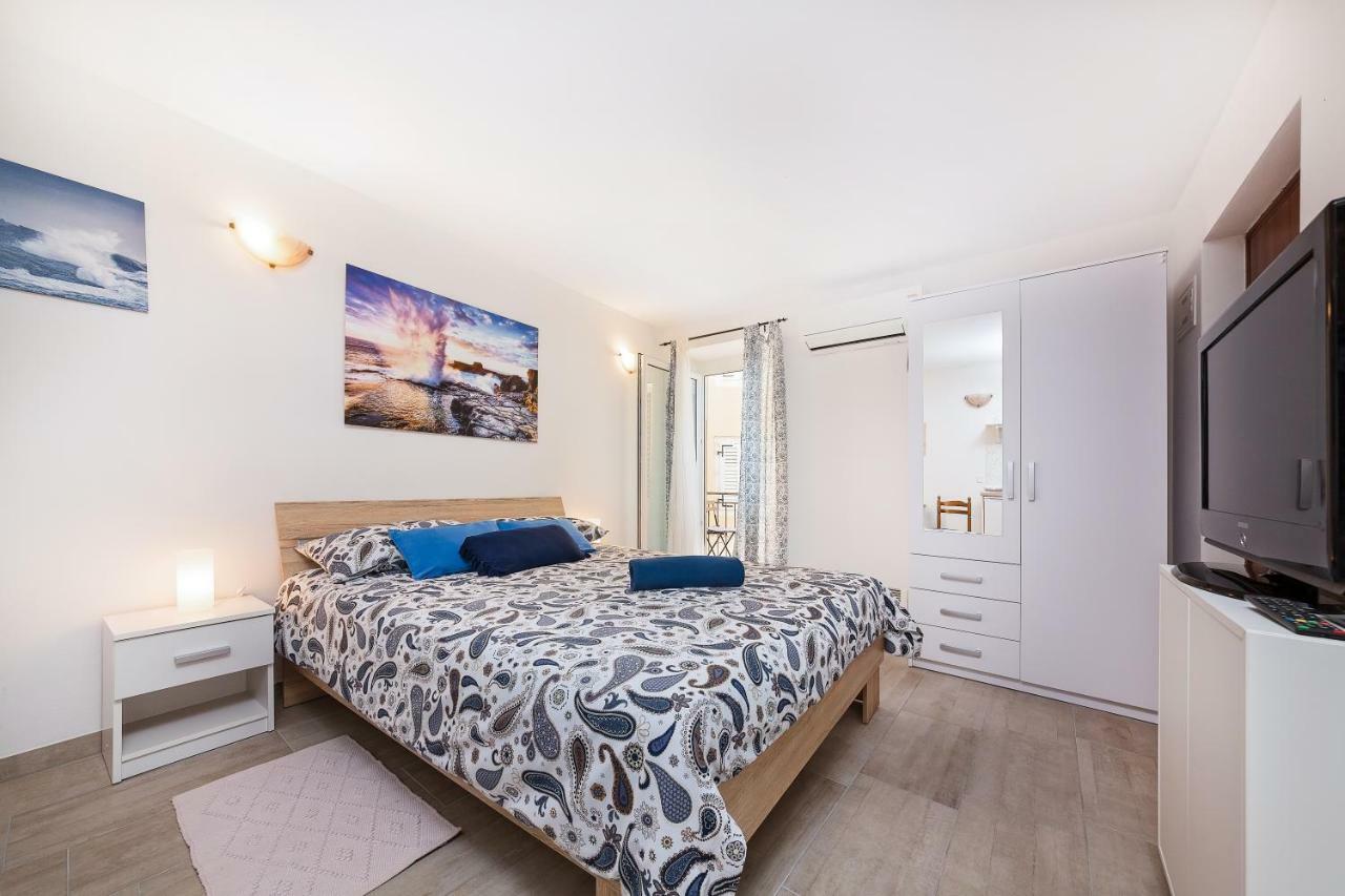 Degrassi Square Apartments (Adults Only) Върсар Екстериор снимка
