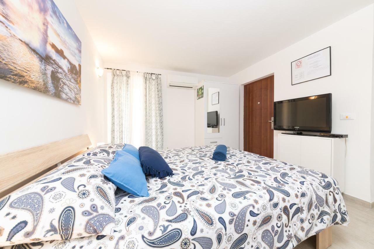 Degrassi Square Apartments (Adults Only) Върсар Екстериор снимка
