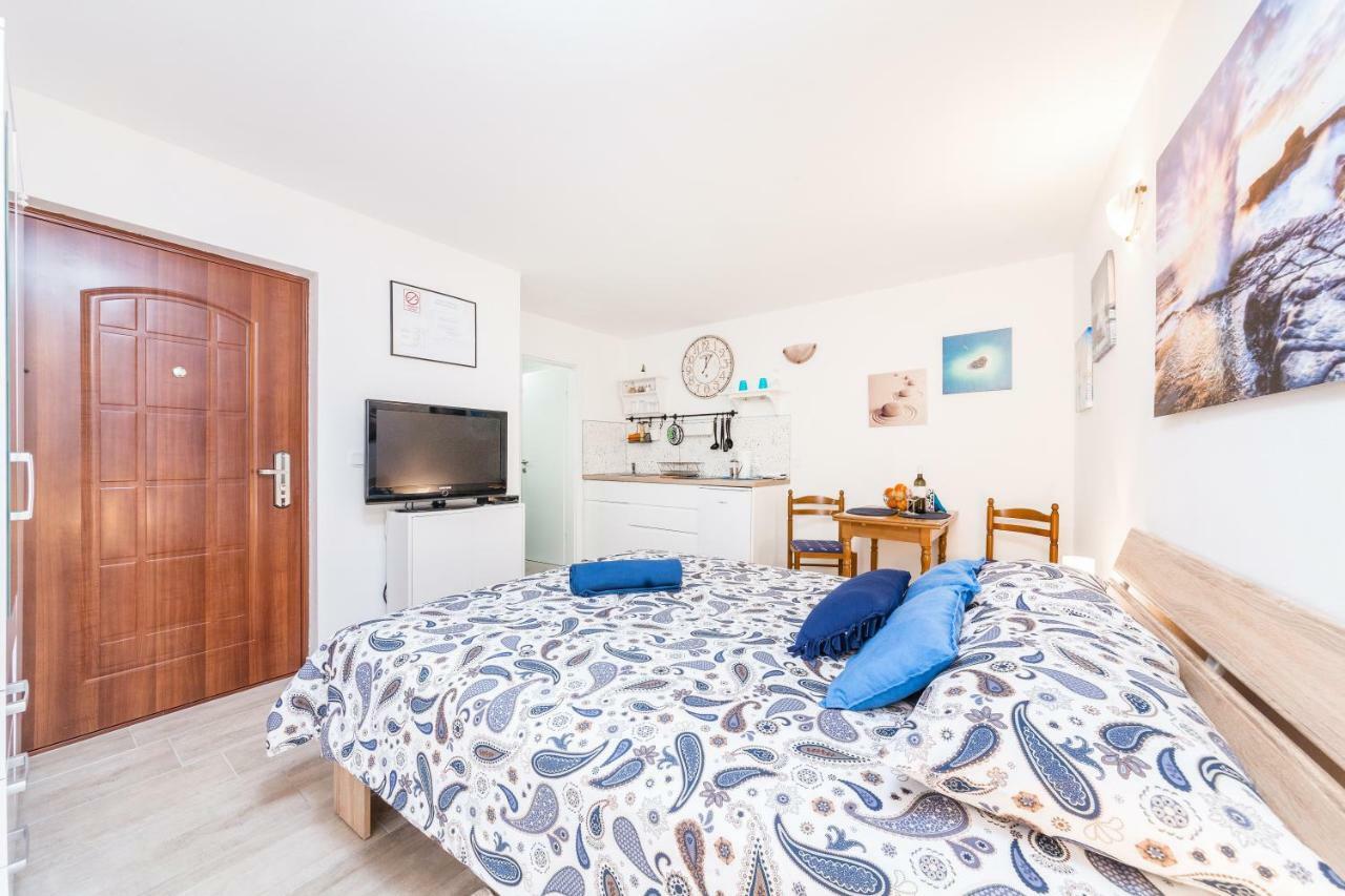 Degrassi Square Apartments (Adults Only) Върсар Екстериор снимка