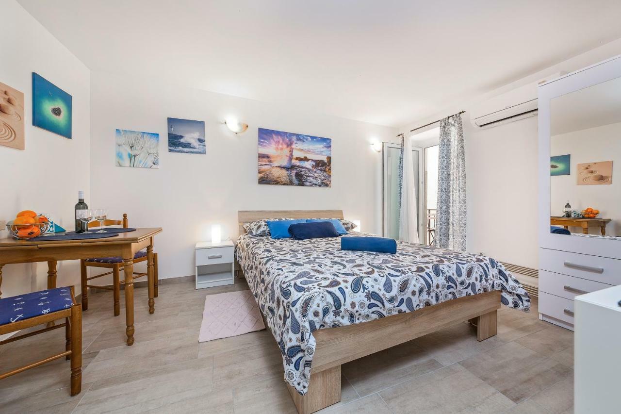 Degrassi Square Apartments (Adults Only) Върсар Екстериор снимка